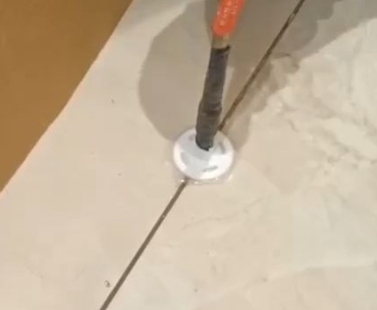 思明瓷砖空鼓维修公司专业解答瓷砖在铺贴过程中，如果没有涂抹均匀到位的粘结材料（如水泥砂浆或瓷砖胶），可能会导致以下问题