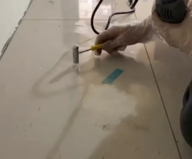 思明瓷砖开裂维修公司专业分享瓷砖在铺贴前如果没有沥干水分，将会导致以下问题
